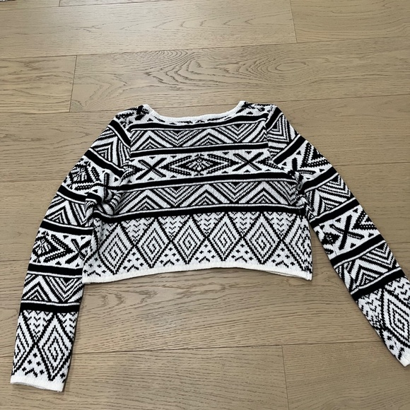 Cropped Sweater - Picture 4 of 5